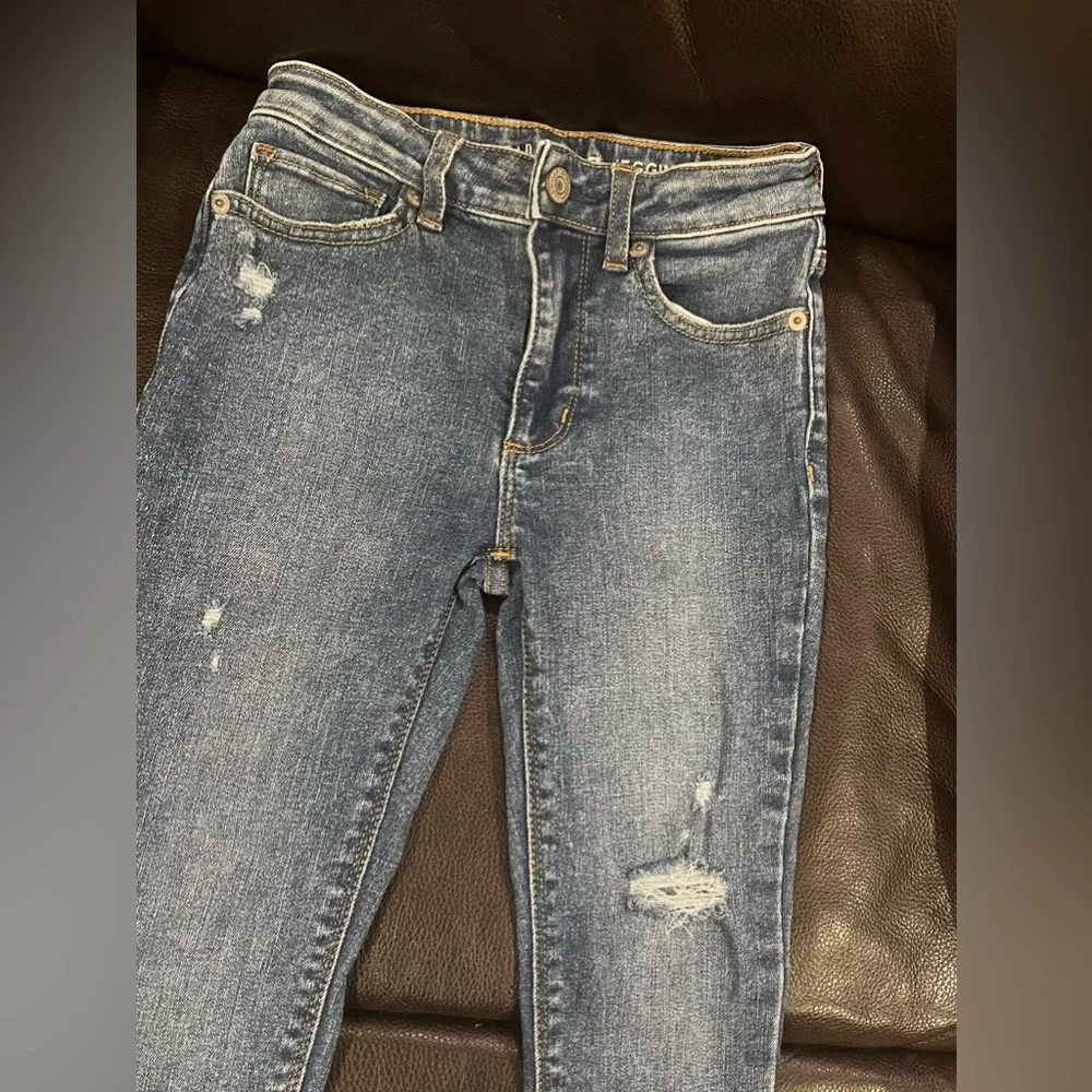 High-Rise Skinny Ankle Jeggings and blue cotton T with embroidered stars. - Picture 4 of 13